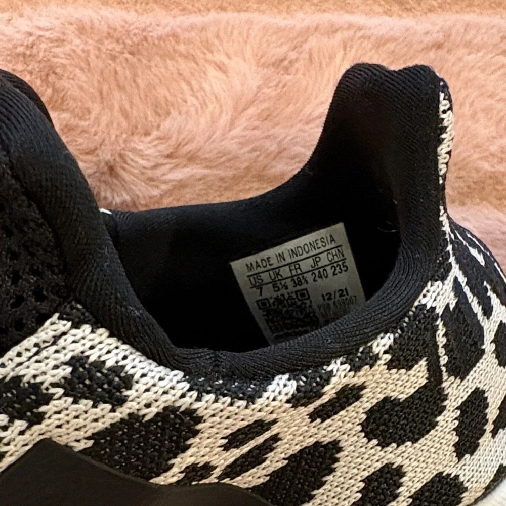 Adidas Swift Run 1.0 Sneaker Women's Black and White Spots size 7 - Picture 6 of 6